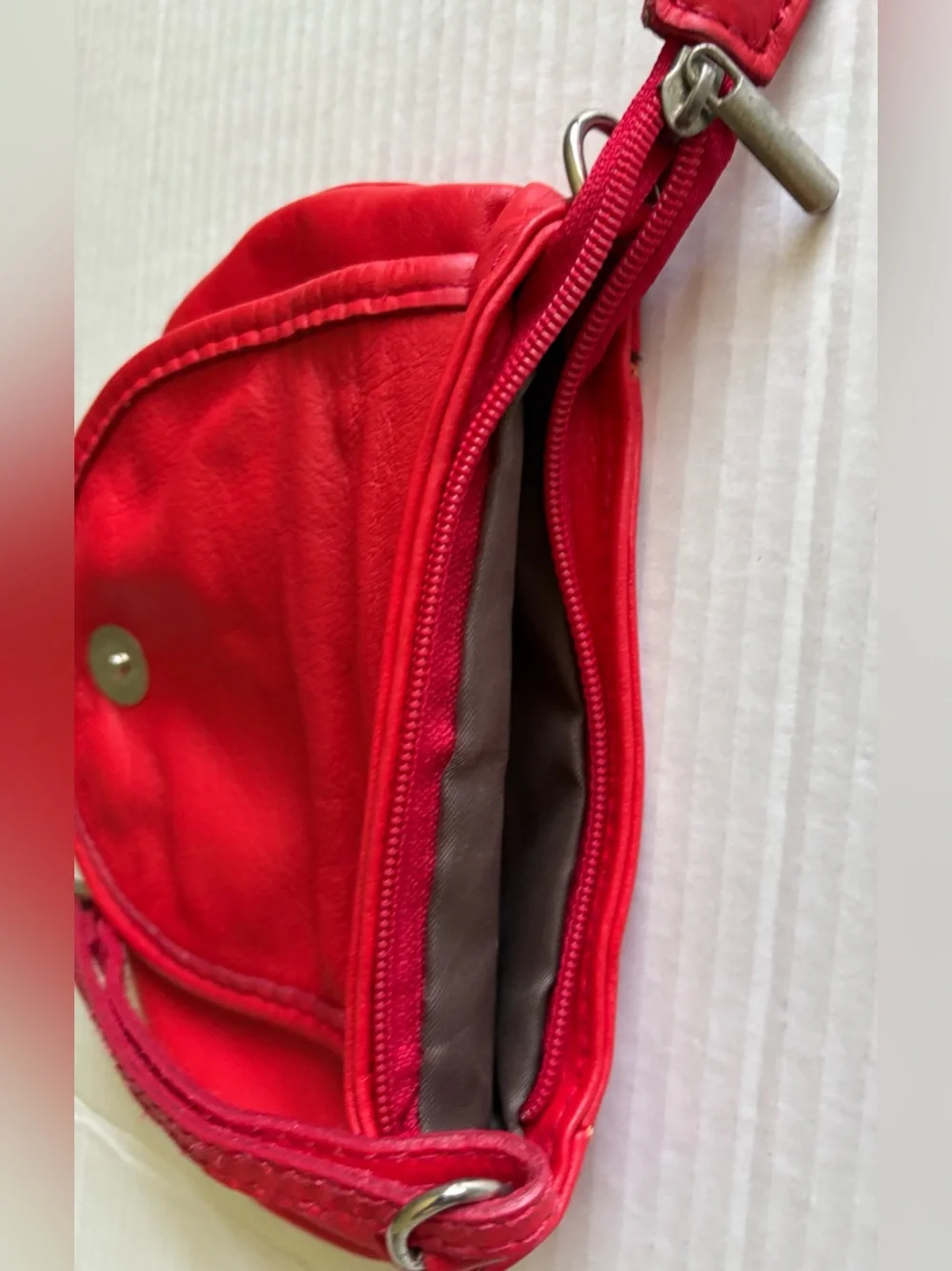 VERA PELLE Red Italian Leather Small Crossbody Bag Charming Round Shape Zipper